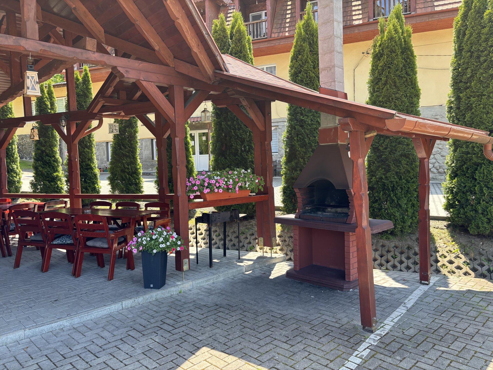 Terasă acoperită cu grătar și zonă de luat masa