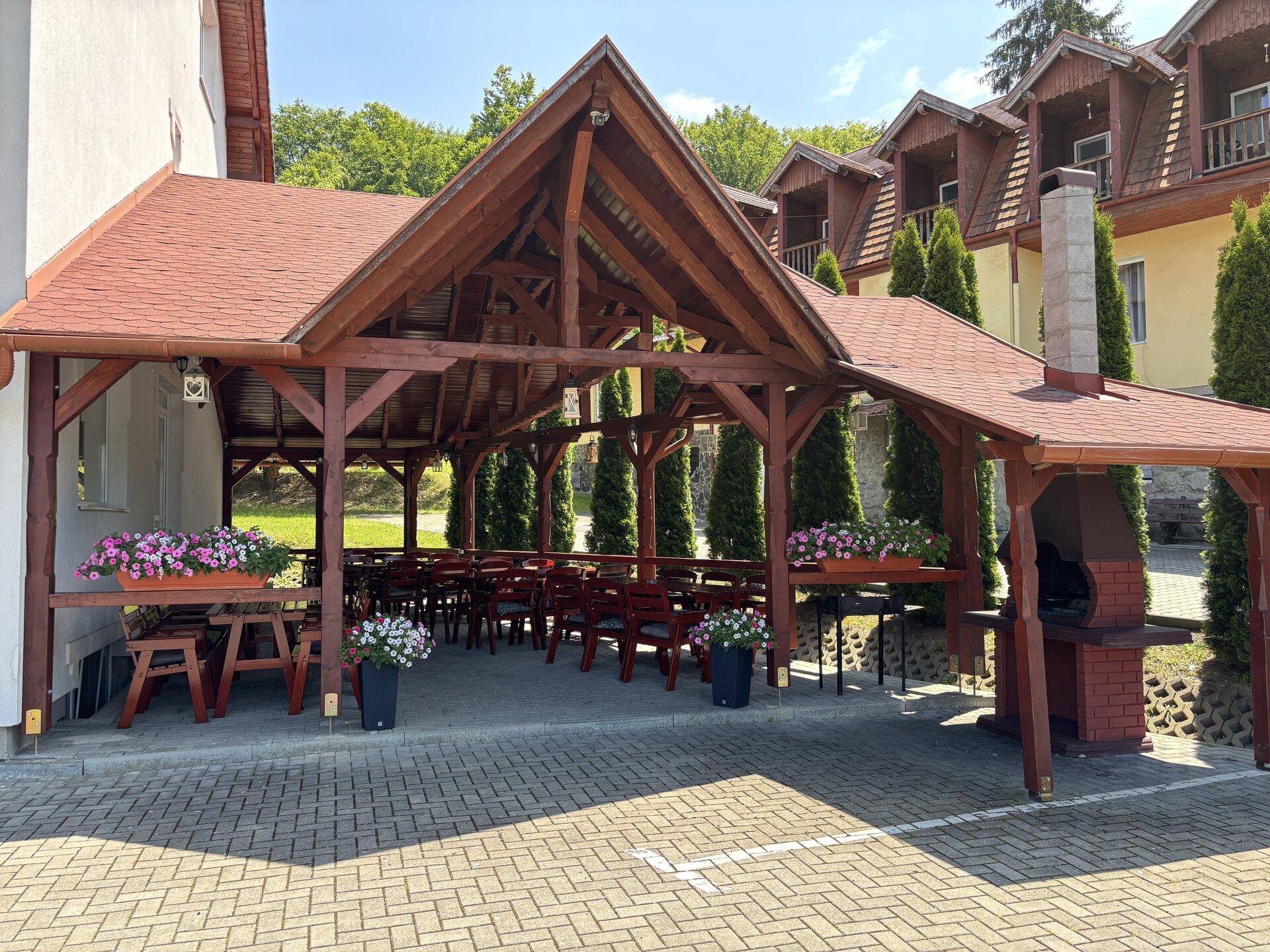 Foisor cu terasă acoperită și grătar