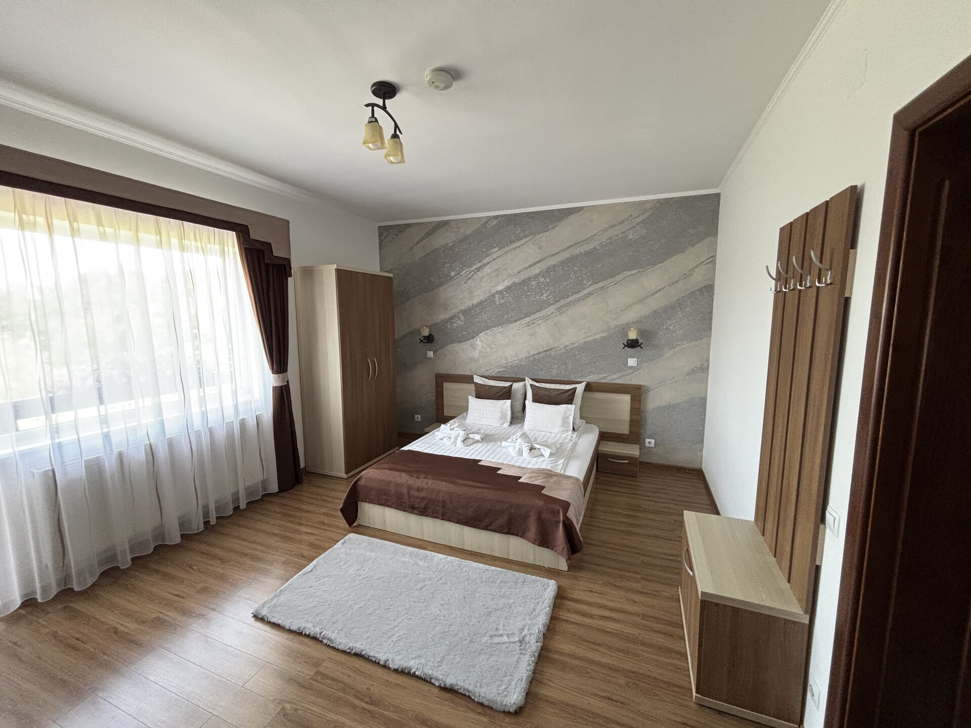 Exteriorul vilei și zona de terasă