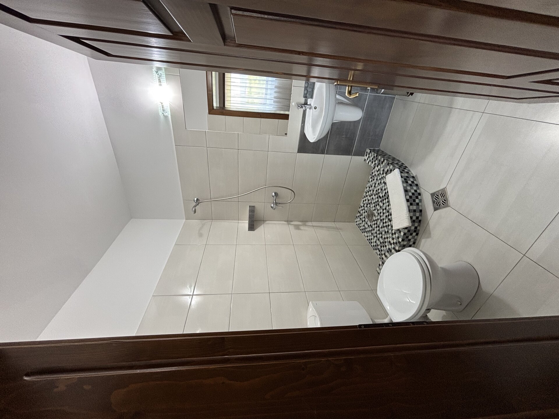 Baie modernă cu duș și finisaje de calitate