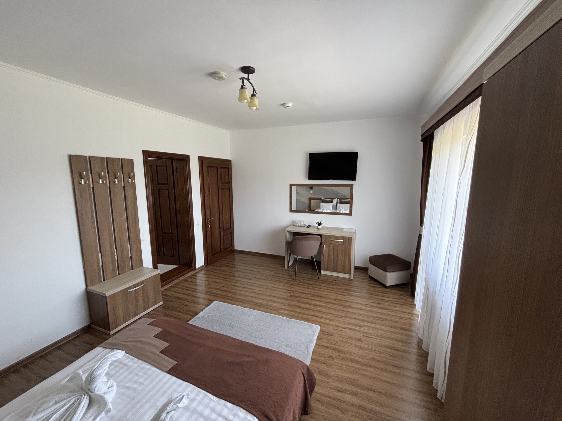 Cameră spațioasă cu mobilier modern