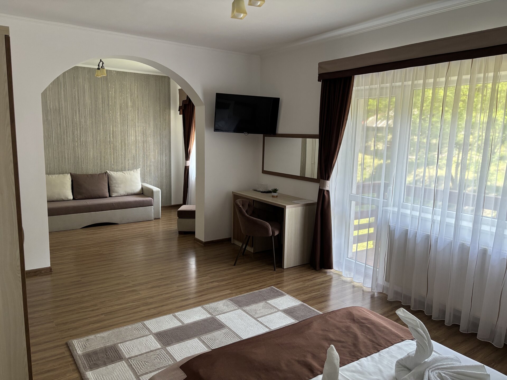 Interior cameră — zona de relaxare