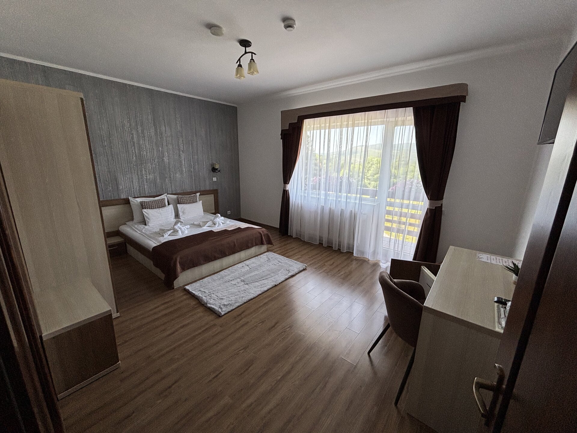 Cameră dublă cu balcon și vedere la grădină