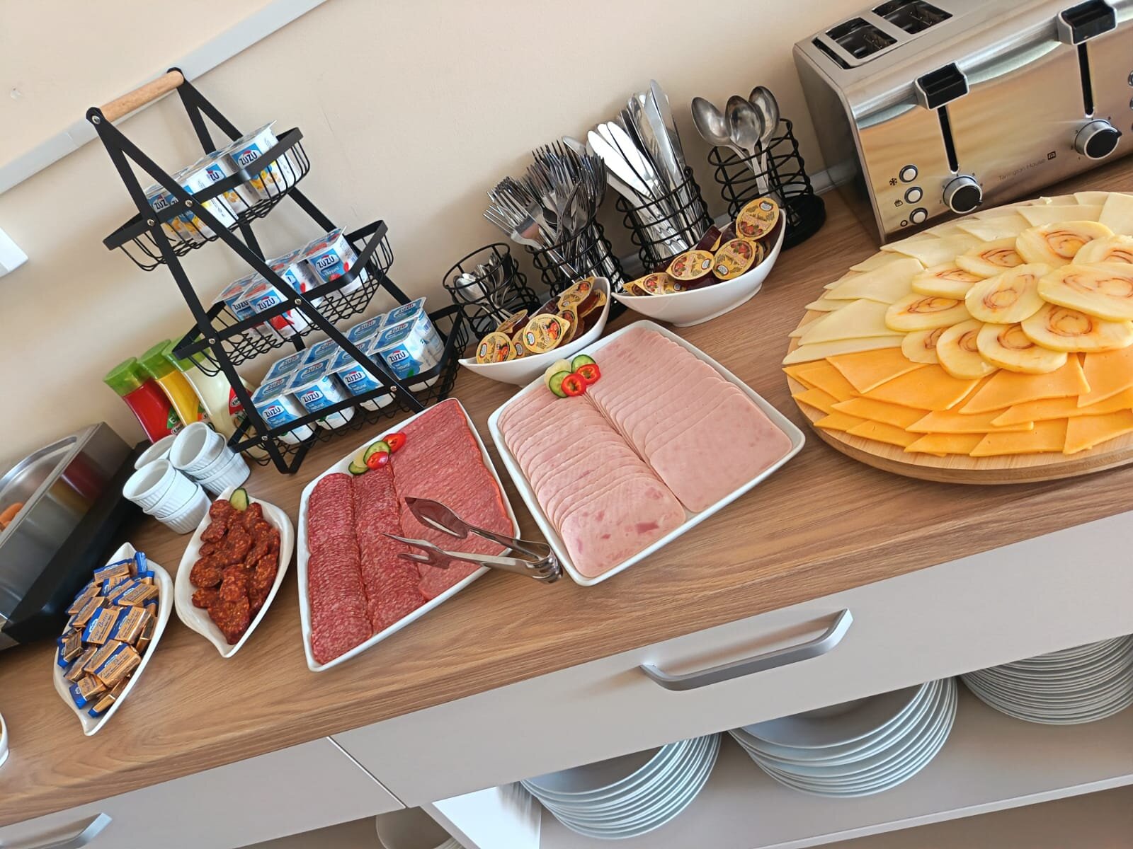 Bufet de mic dejun cu preparate tradiționale